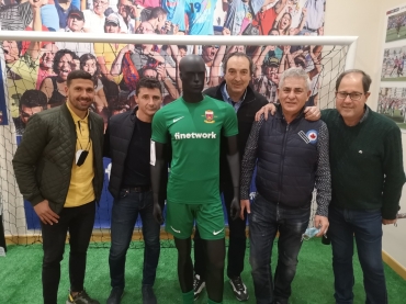 Alberto García junto al capitán y veteranos del Club Deportivo Eldense